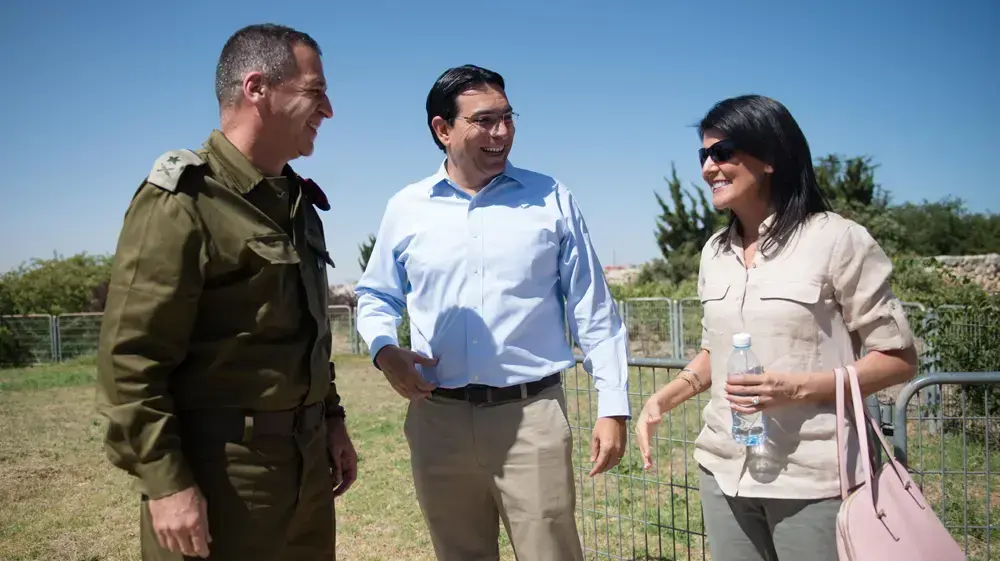 השגרירה היילי, השגריר דנון וסגן הרמטכ"ל אלוף אביב כוכבי 8 ביוני 2017 השגרירה היילי, השגריר דנון וסגן הרמטכ"ל אלוף אביב כוכבי 8 ביוני 2017