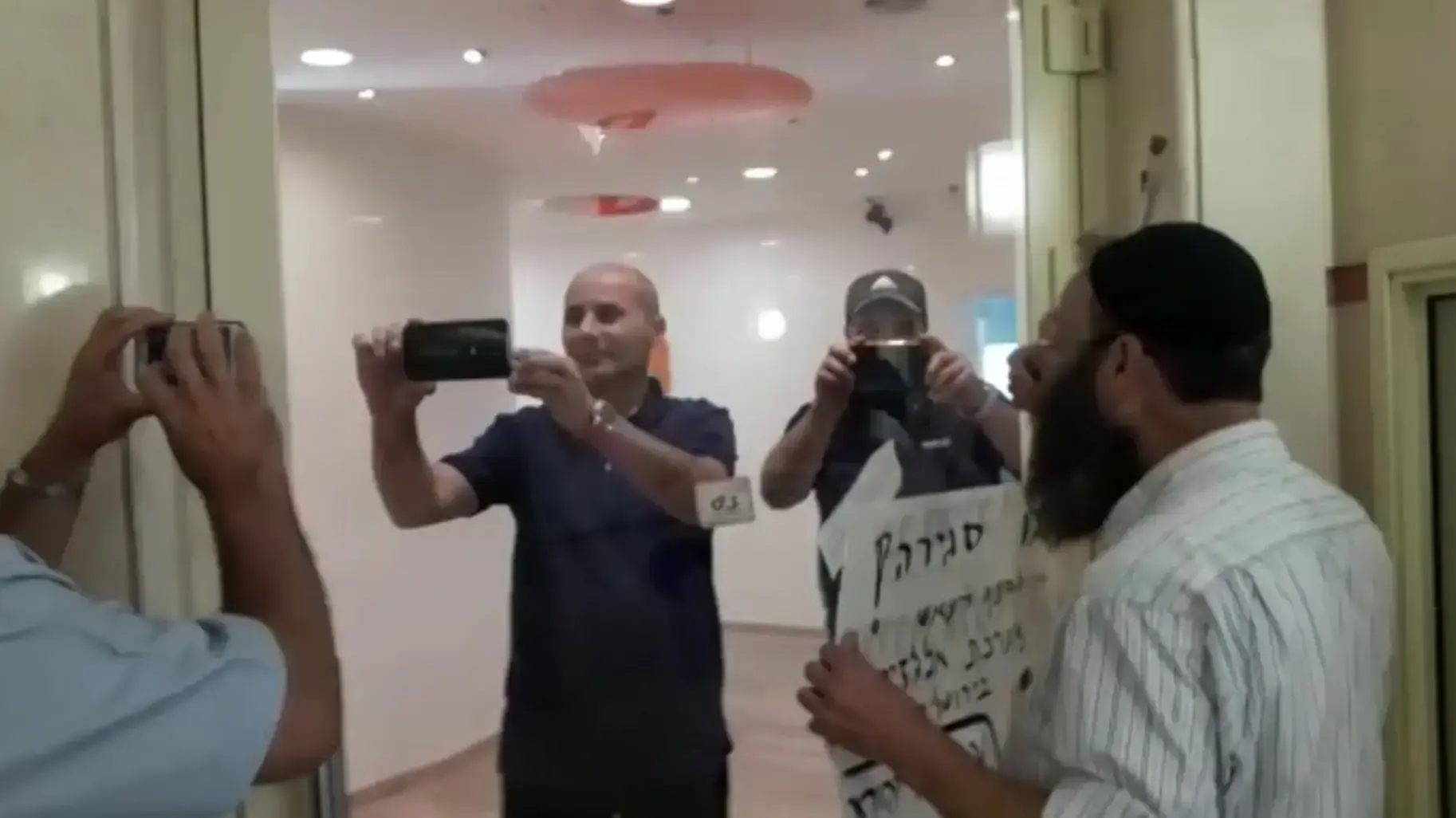 מיכאל בן ארי וברוך מרזל התפרצו למשרדי אלג'זירה בירושלים 9 ביולי 2017 מיכאל בן ארי וברוך מרזל התפרצו למשרדי אלג'זירה בירושלים 9 ביולי 2017