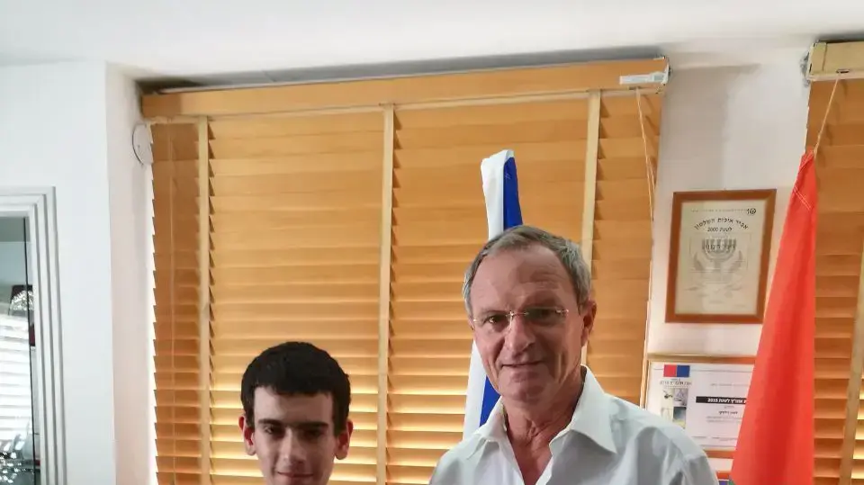 נער חולה בתסמונת טוראט השיק ב"שבוע הספר" ספר שכתב על התמודדות שלו עם מחלה 9 ביוני 2017