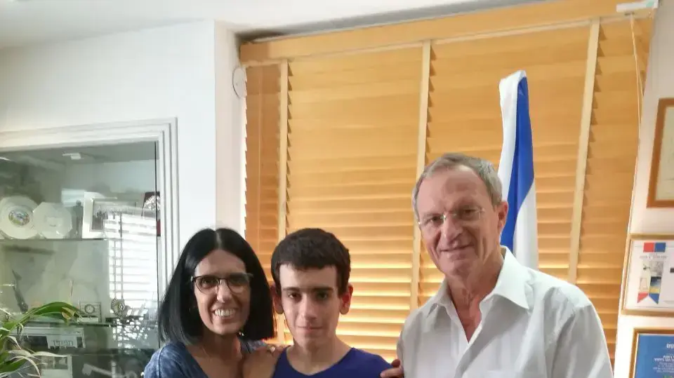 נער חולה בתסמונת טוראט השיק ב"שבוע הספר" ספר שכתב על התמודדות שלו עם מחלה 9 ביוני 2017 נער חולה בתסמונת טוראט השיק ב"שבוע הספר" ספר שכתב על התמודדות שלו עם מחלה 9 ביוני 2017