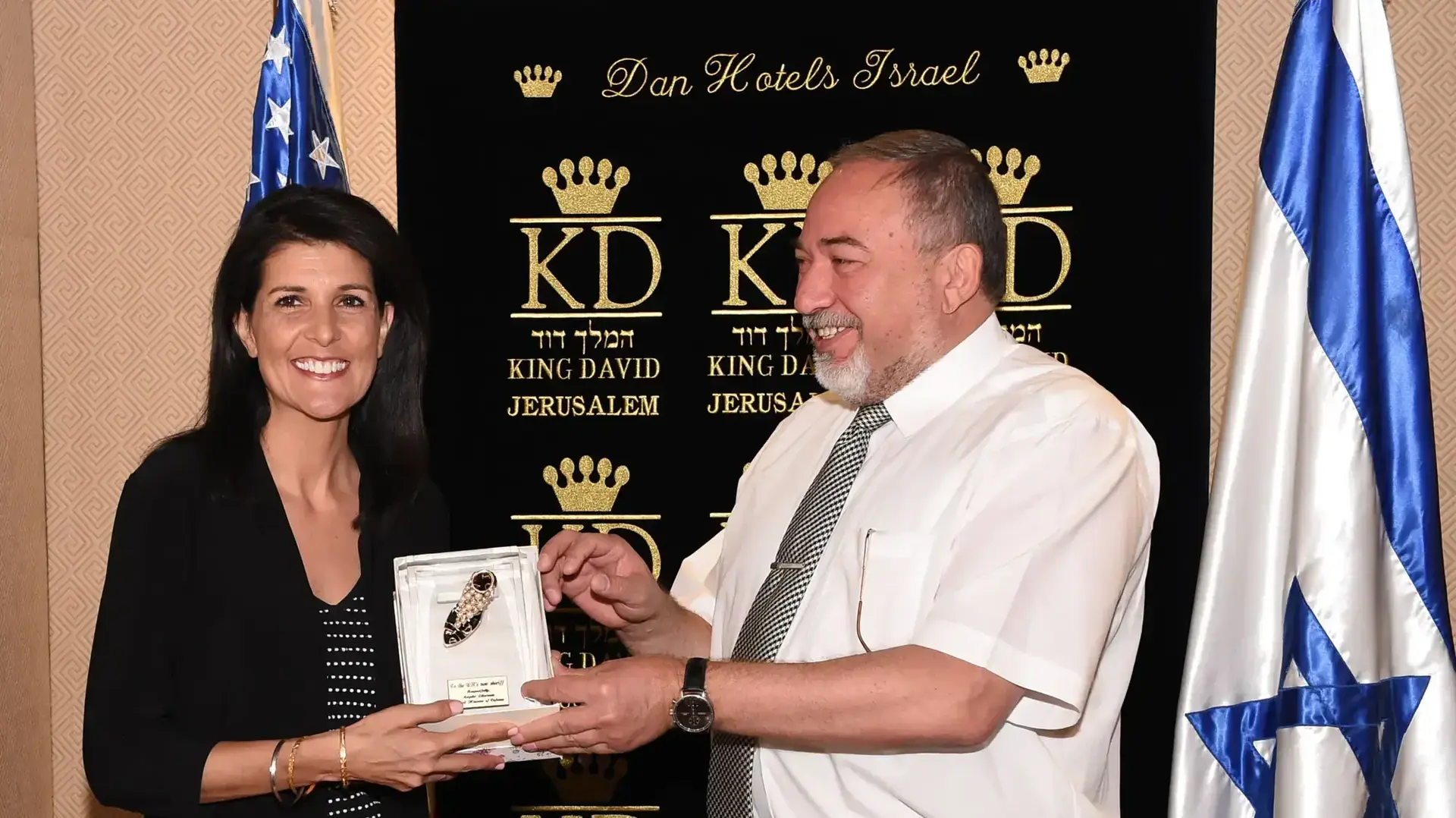 פגישת שר הביטחון אביגדור ליברמן ושגרירת ארה"ב לאו"ם ניקי היילי 9 ביוני 2017 פגישת שר הביטחון אביגדור ליברמן ושגרירת ארה"ב לאו"ם ניקי היילי 9 ביוני 2017