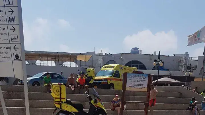 מאמצי החייאה של מד"א בצעיר בן 19 שטבע בחוף הקשתות באשדוד מאמצי החייאה של מד"א בצעיר בן 19 שטבע בחוף הקשתות באשדוד
