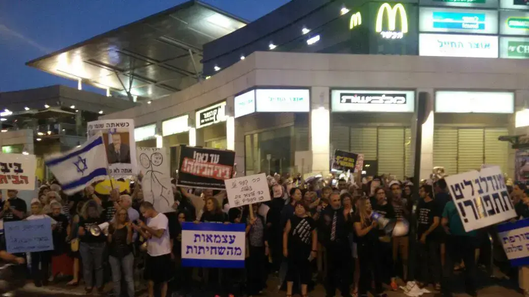 יואל חסון בהפגנה מול בית היועמ"ש בפתח תקוה 10 ביוני 2017 יואל חסון בהפגנה מול בית היועמ"ש בפתח תקוה 10 ביוני 2017