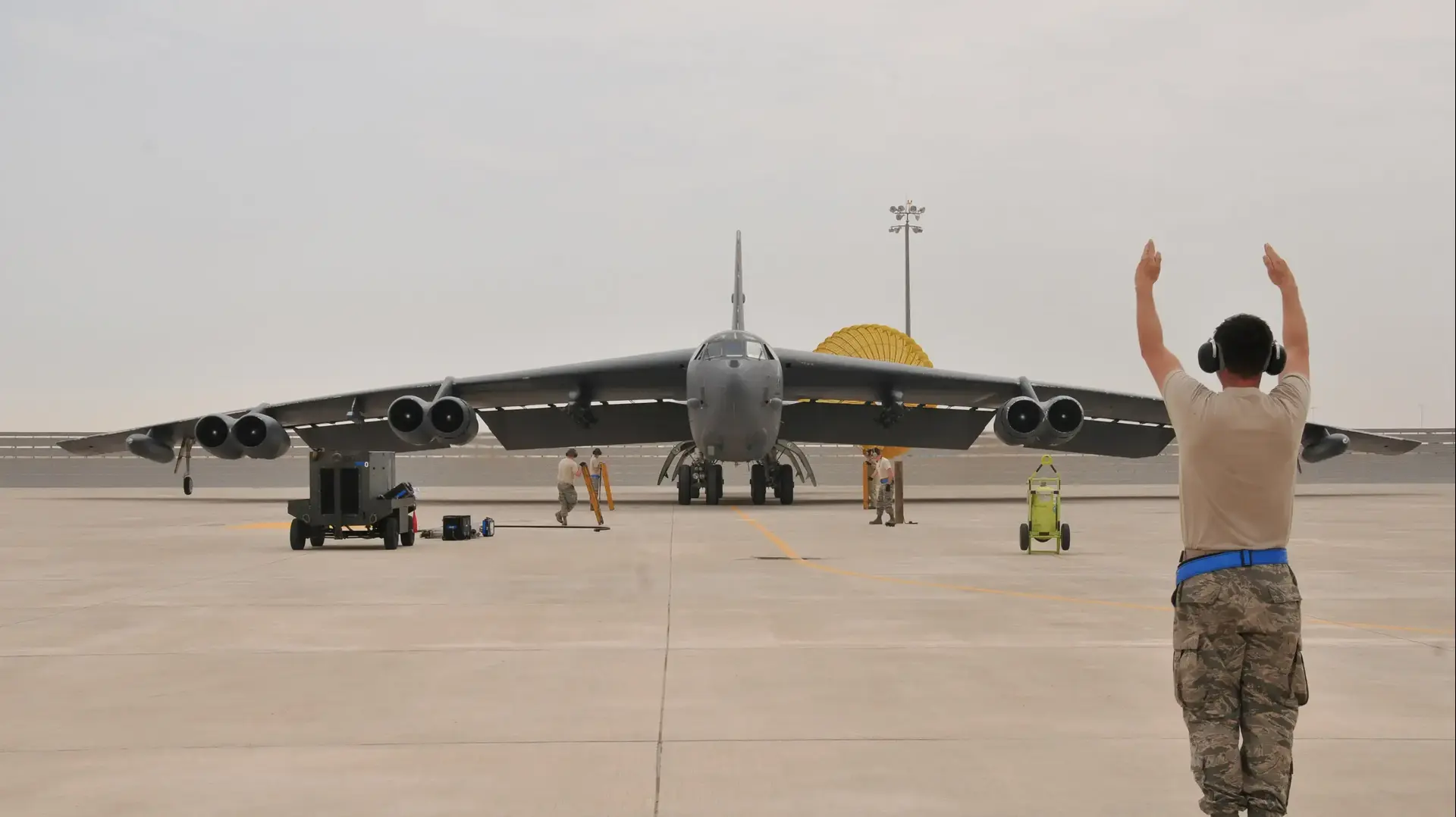 מפציץ אמריקני מדגם B-52 בבסיס אל-עדיד, קטאר, אפריל 2016 מפציץ אמריקני מדגם B-52 בבסיס אל-עדיד, קטאר, אפריל 2016