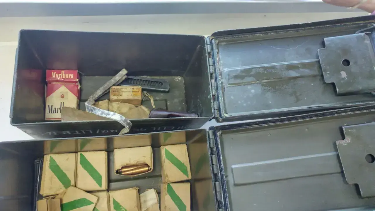 שלל של נשקים ותחמושת שנמסרו למשטרה ע"י תושבת ת"א והיו שייכים לבעלה המנוח 12 ביוני 2017 שלל של נשקים ותחמושת שנמסרו למשטרה ע"י תושבת ת"א והיו שייכים לבעלה המנוח 12 ביוני 2017