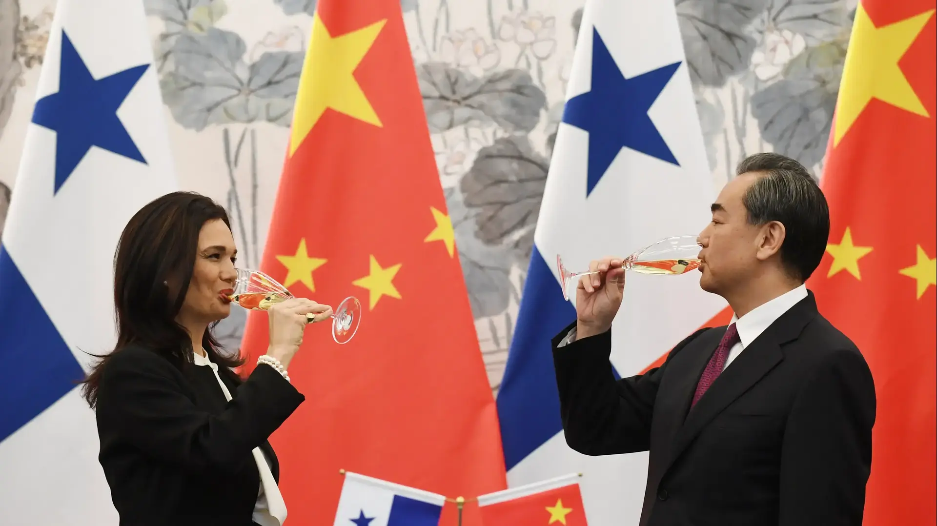 שר החוץ של סין וונג יי וסגנית הנשיא של פנמה מציינים את כינון היחסים בין המדינות ,13 ביוני 2017