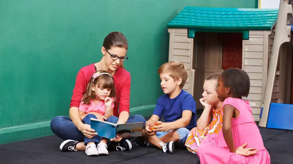 גננת וילדים בגן ילדים גננת וילדים בגן ילדים