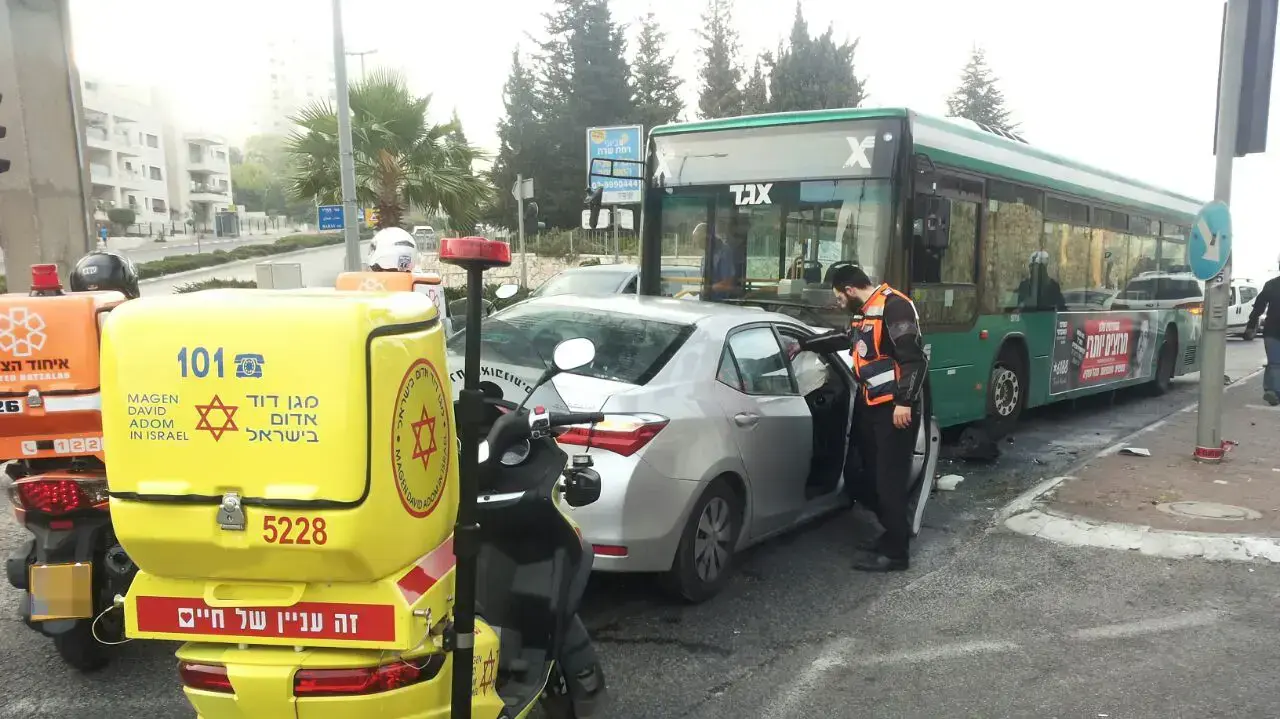גבר כבן 60 נהרג בתאונה בין כלי רכב פרטי לאוטובוס ברחוב גולומב שבירושלים, 15 ביוני 2017 גבר כבן 60 נהרג בתאונה בין כלי רכב פרטי לאוטובוס ברחוב גולומב שבירושלים, 15 ביוני 2017