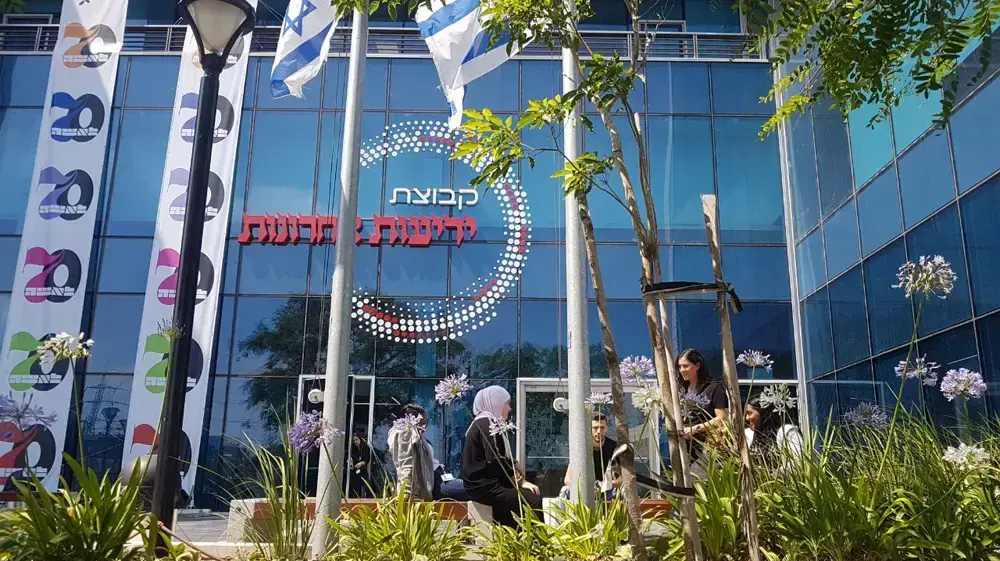 פשיטה על הוצאת "ידיעות ספרים" בחשד להדלפת חומרי אולמרט ראשל"צ, 15 ביוני 2017 