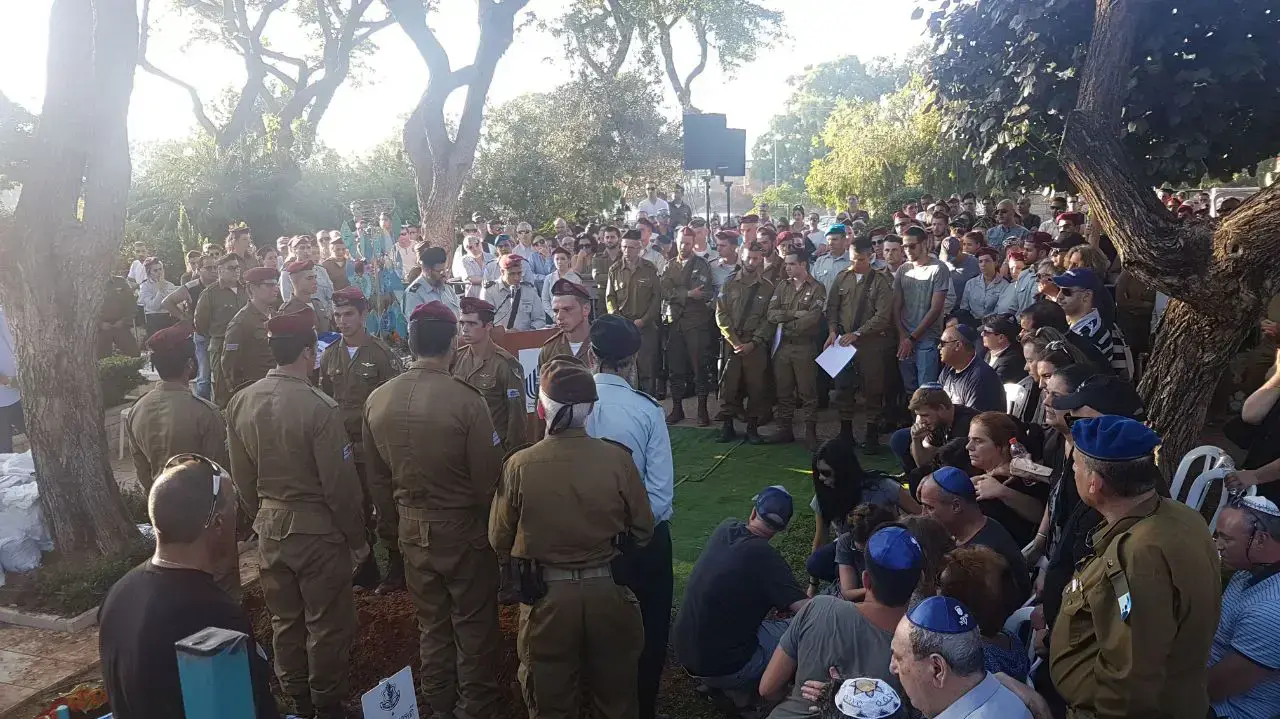 הלוויתו של יובל מנע שנהרג בהתהפכות רכב בכיסופים, בית העלמין קרית שאול 18 ביוני 2017 הלוויתו של יובל מנע שנהרג בהתהפכות רכב בכיסופים, בית העלמין קרית שאול 18 ביוני 2017