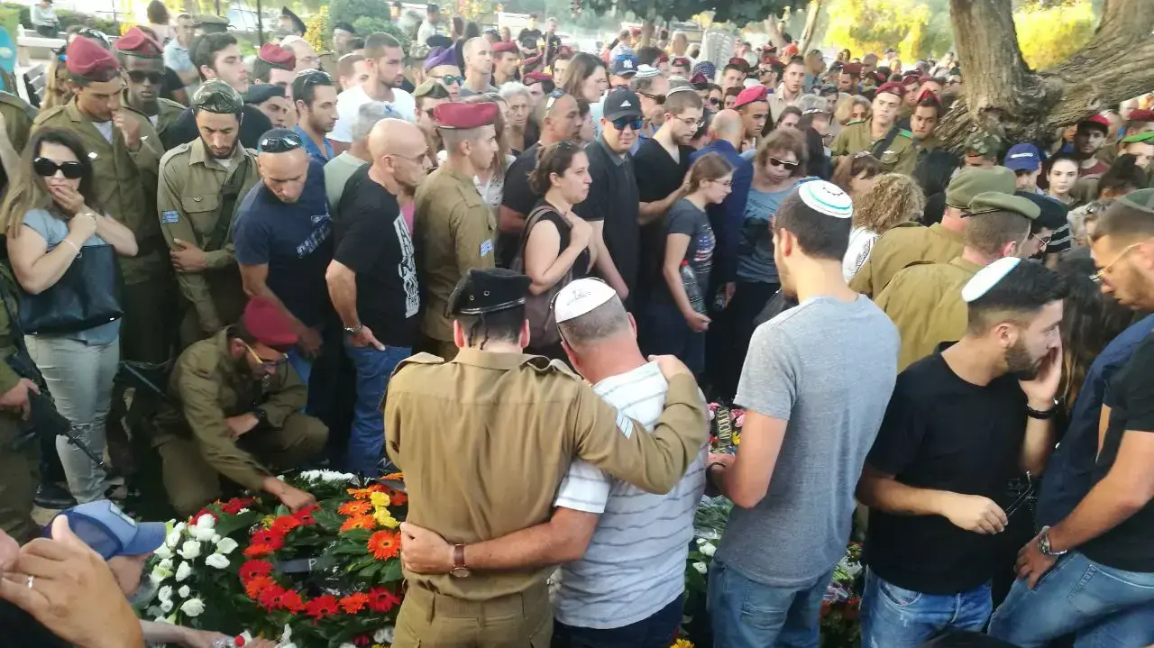הלוויתו של יובל מנע שנהרג בהתהפכות רכב בכיסופים, בית העלמין קרית שאול 18 ביוני 2017 הלוויתו של יובל מנע שנהרג בהתהפכות רכב בכיסופים, בית העלמין קרית שאול 18 ביוני 2017