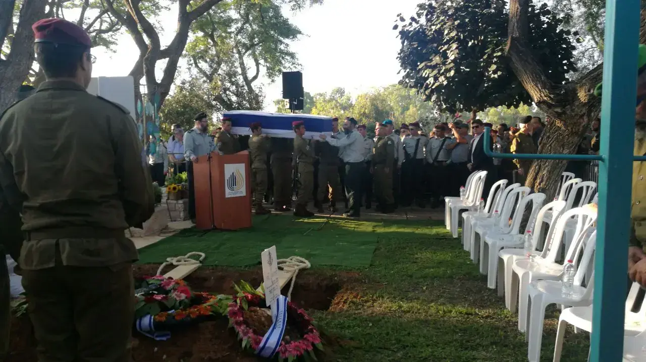 הלוויתו של יובל מנע שנהרג בהתהפכות רכב בכיסופים, בית העלמין קרית שאול 18 ביוני 2017 הלוויתו של יובל מנע שנהרג בהתהפכות רכב בכיסופים, בית העלמין קרית שאול 18 ביוני 2017