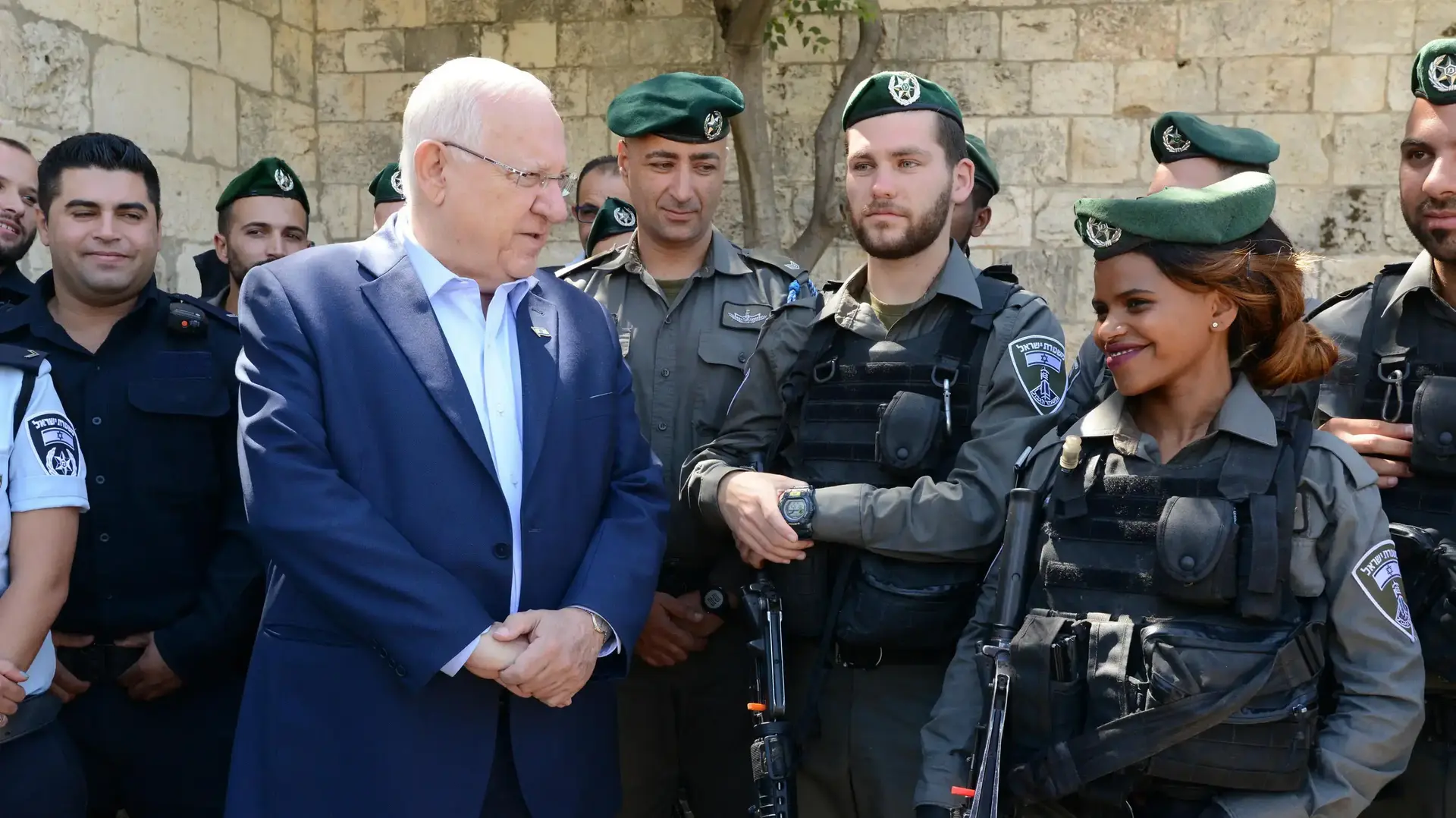 נשיא המדינה יצא הבוקר לביקור קצר בשער שכם בירושלים למפגש עם הלוחמים והמפקדים בשטח 19 ביוני 2017 נשיא המדינה יצא הבוקר לביקור קצר בשער שכם בירושלים למפגש עם הלוחמים והמפקדים בשטח 19 ביוני 2017