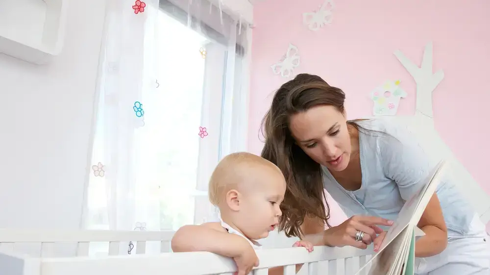 אמא מקריאה סיפור לתינוק אמא מקריאה סיפור לתינוק