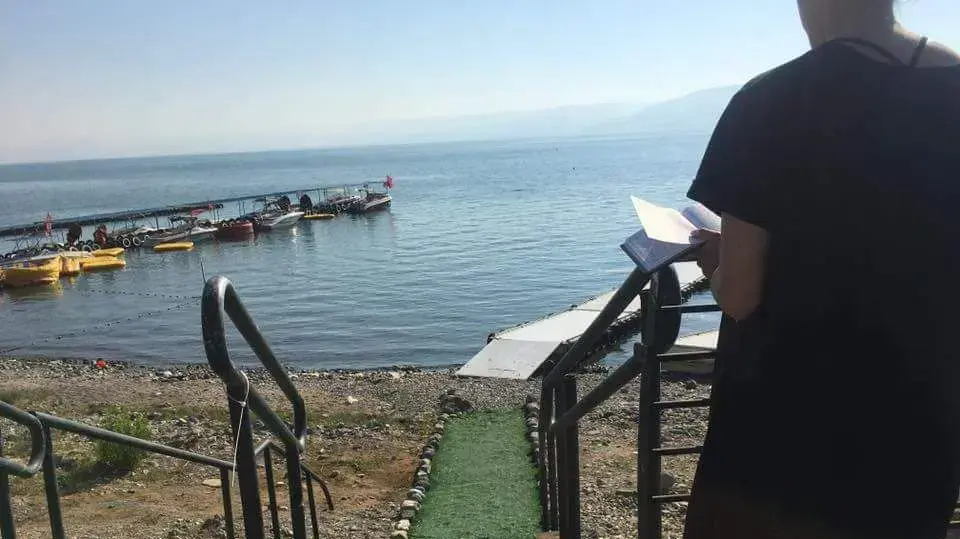 אישה מתפללת למציאת הנעדר נתן חג'אני, בכנרת 19 ביוני 2017 אישה מתפללת למציאת הנעדר נתן חג'אני, בכנרת 19 ביוני 2017