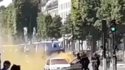 עשן מיתמר מרכב משדרות שאנז אליזה, פריז, אחרי ניסיון פיגוע, 19 ביוני 2017