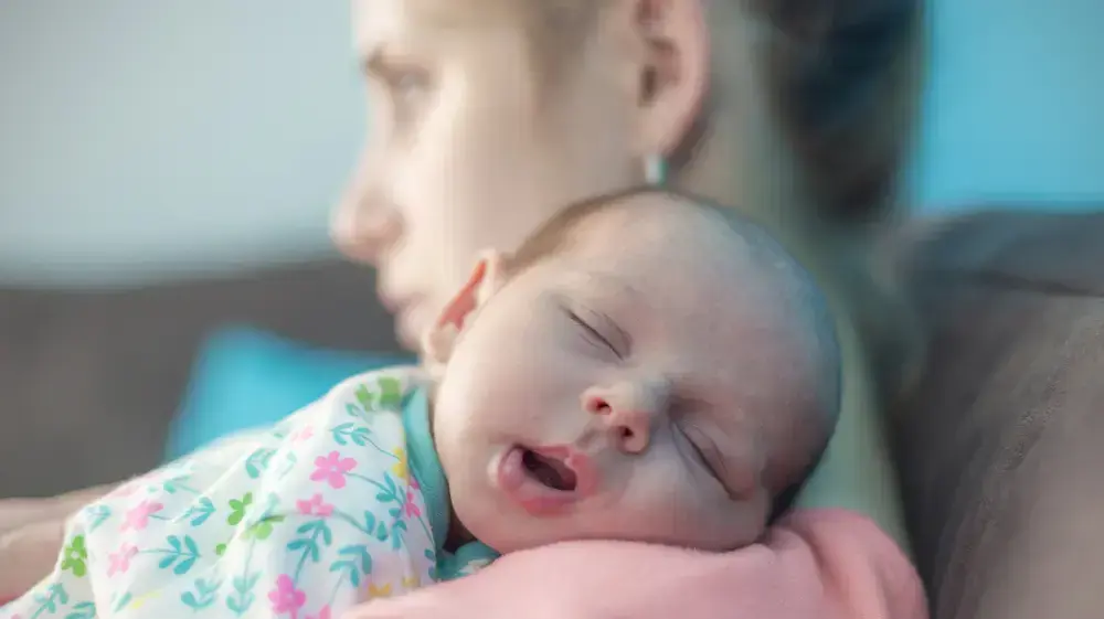 אמא עצובה מחזיקה תינוק אמא עצובה מחזיקה תינוק