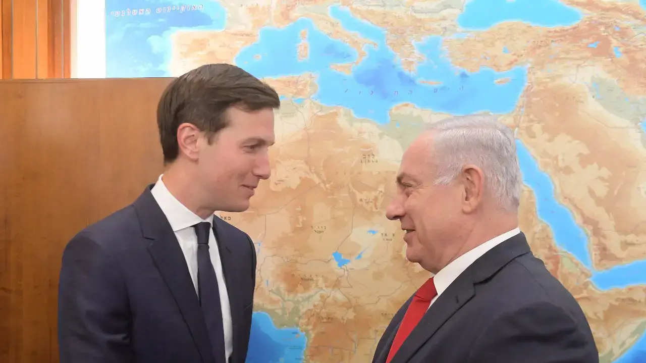 חותנו של נשיא ארה"ב דונלד טראמפ ג'ראד קושנר וראש הממשלה בנימין נתניהו בפגישה, ירושלים, 21 ביוני 2017 חותנו של נשיא ארה"ב דונלד טראמפ ג'ראד קושנר וראש הממשלה בנימין נתניהו בפגישה, ירושלים, 21 ביוני 2017