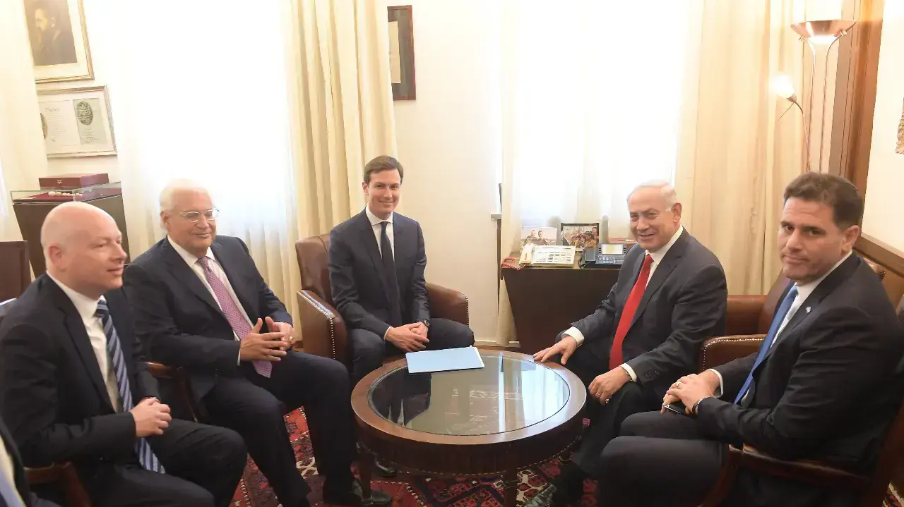 חותנו של נשיא ארה"ב דונלד טראמפ ג'ראד קושנר וראש הממשלה בנימין נתניהו בפגישה, ירושלים, 21 ביוני 2017 חותנו של נשיא ארה"ב דונלד טראמפ ג'ראד קושנר וראש הממשלה בנימין נתניהו בפגישה, ירושלים, 21 ביוני 2017