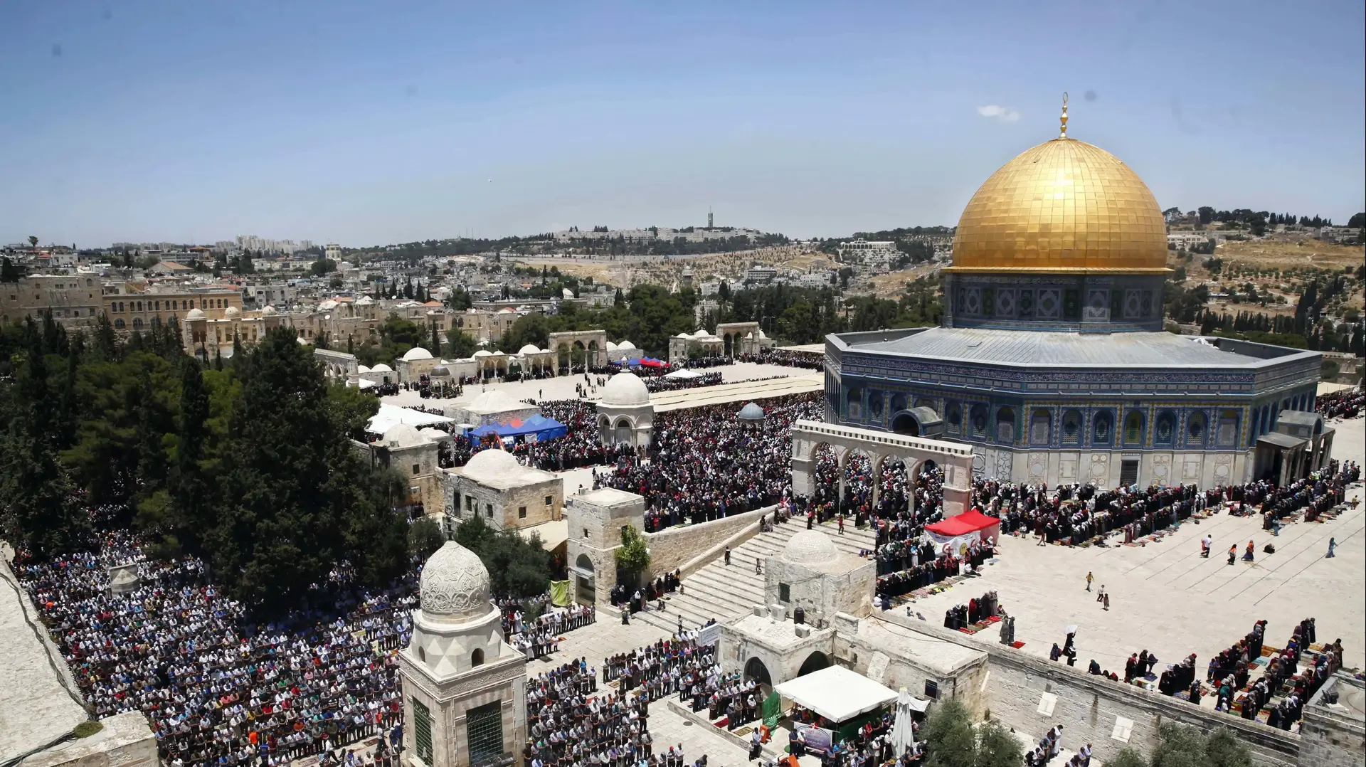 מסגד אל אקצה בירושלים במהלך תפילה בחג הרמדאן, 17 ביוני 2017