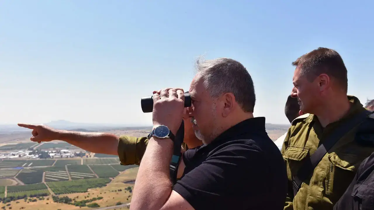 שר הביטחון אביגדור ליברמן בגבול ישראל סוריה לאחר התקרית בגבול, 24 ביוני 2017 שר הביטחון אביגדור ליברמן בגבול ישראל סוריה לאחר התקרית בגבול, 24 ביוני 2017