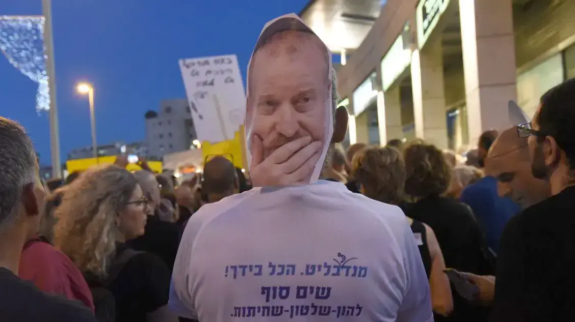 הפגנה מול ביתו של היועץ המשפטי לממשלה אביחי מנדלבליט בפתח תקווה, בחודש יוני הפגנה מול ביתו של היועץ המשפטי לממשלה אביחי מנדלבליט בפתח תקווה, בחודש יוני