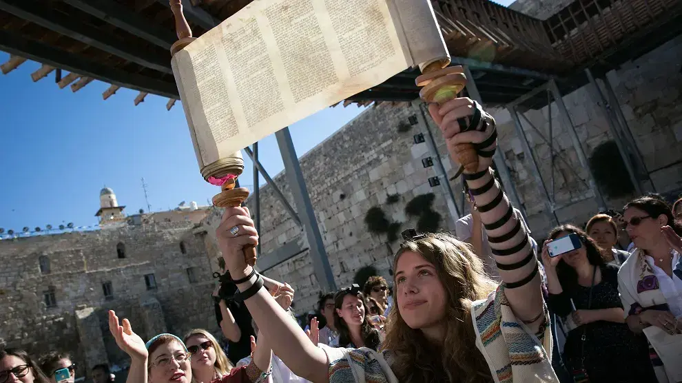 אווירת אנדרלמוסיה, מלווה בצווחות, שריקות והטרדות מצד נערות - בתפילת ראש חודש תמוז נשות הכותל 25 ביוני 2017 