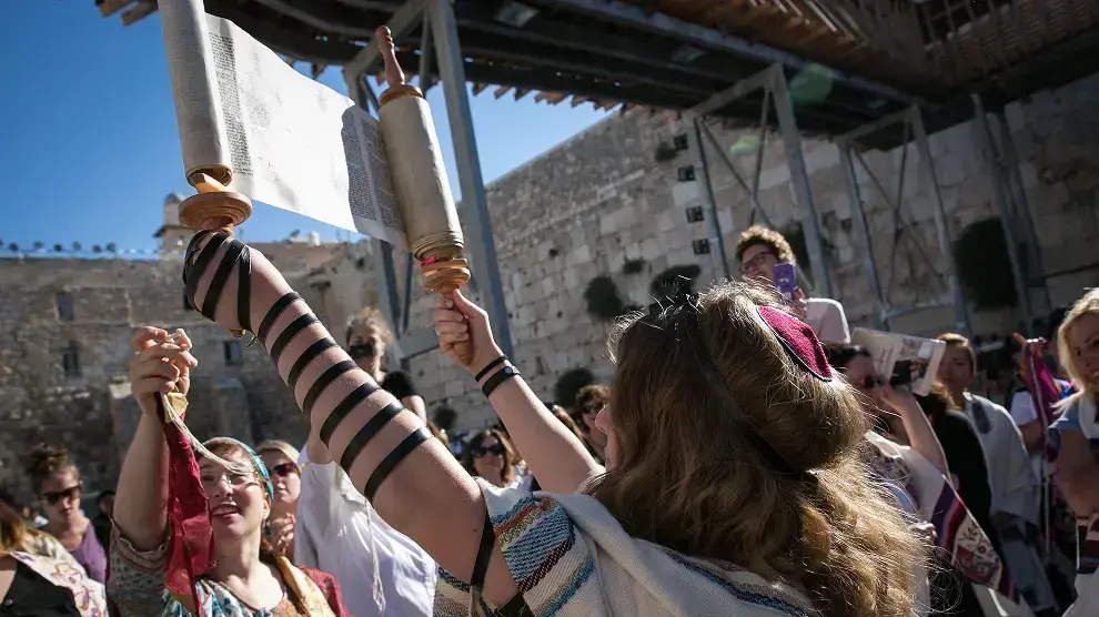 אווירת אנדרלמוסיה, מלווה בצווחות, שריקות והטרדות מצד נערות - בתפילת ראש חודש תמוז נשות הכותל 25 ביוני 2017