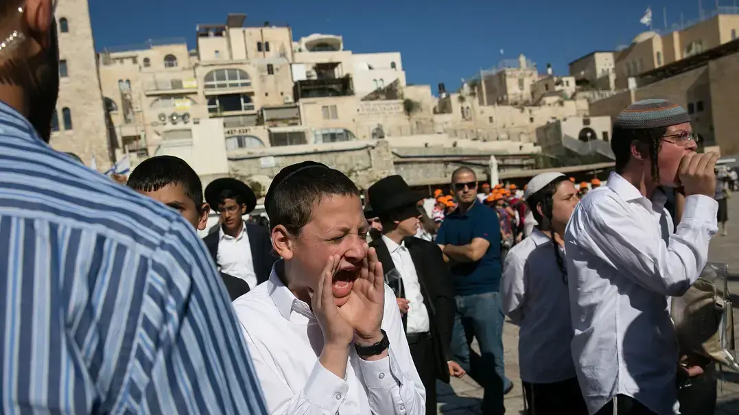 אווירת אנדרלמוסיה, מלווה בצווחות, שריקות והטרדות מצד נערות - בתפילת ראש חודש תמוז נשות הכותל 25 ביוני 2017 אווירת אנדרלמוסיה, מלווה בצווחות, שריקות והטרדות מצד נערות - בתפילת ראש חודש תמוז נשות הכותל 25 ביוני 2017