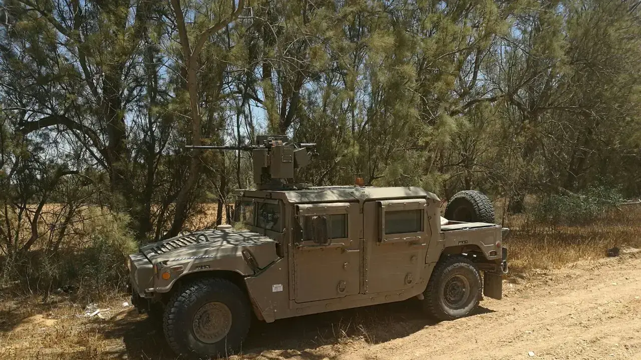 ג'יפ צבאי מדגם "האמר" עם תת מקלע, אותו הדגם שבו נהרג סמל יובל מנע בהתהפכות ג'יפ צבאי מדגם "האמר" עם תת מקלע, אותו הדגם שבו נהרג סמל יובל מנע בהתהפכות