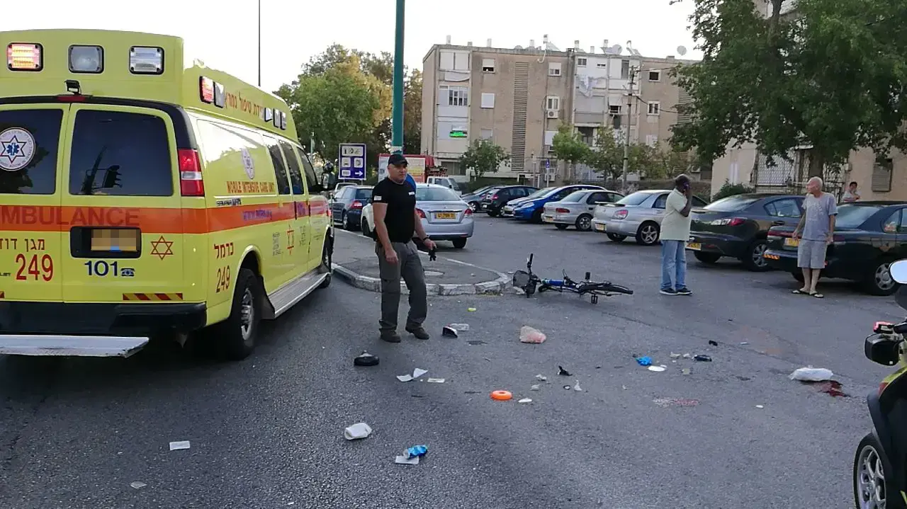 תאונת דרכים רוכב אופניים בן 60 נפגע מרכב בשדרות ורבורג בחיפה