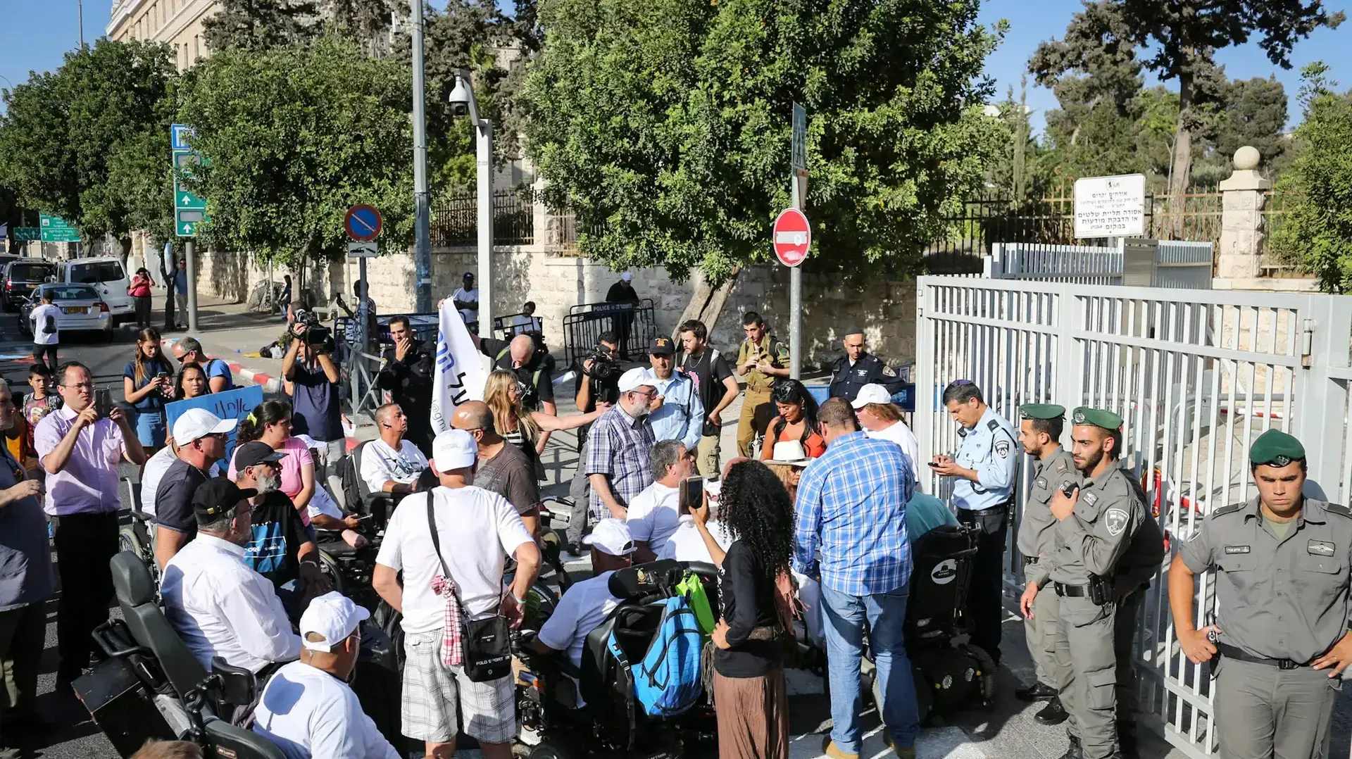 הפגנת נכים מול בית רה"מ 27 ביוני 2017 הפגנת נכים מול בית רה"מ 27 ביוני 2017