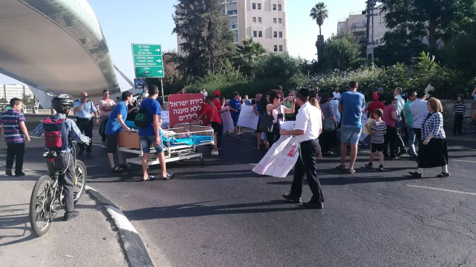 הפגנת הורי הדסה מאוהל המחאה לכיוון גשר המיתרים 27 ביוני 2017 הפגנת הורי הדסה מאוהל המחאה לכיוון גשר המיתרים 27 ביוני 2017