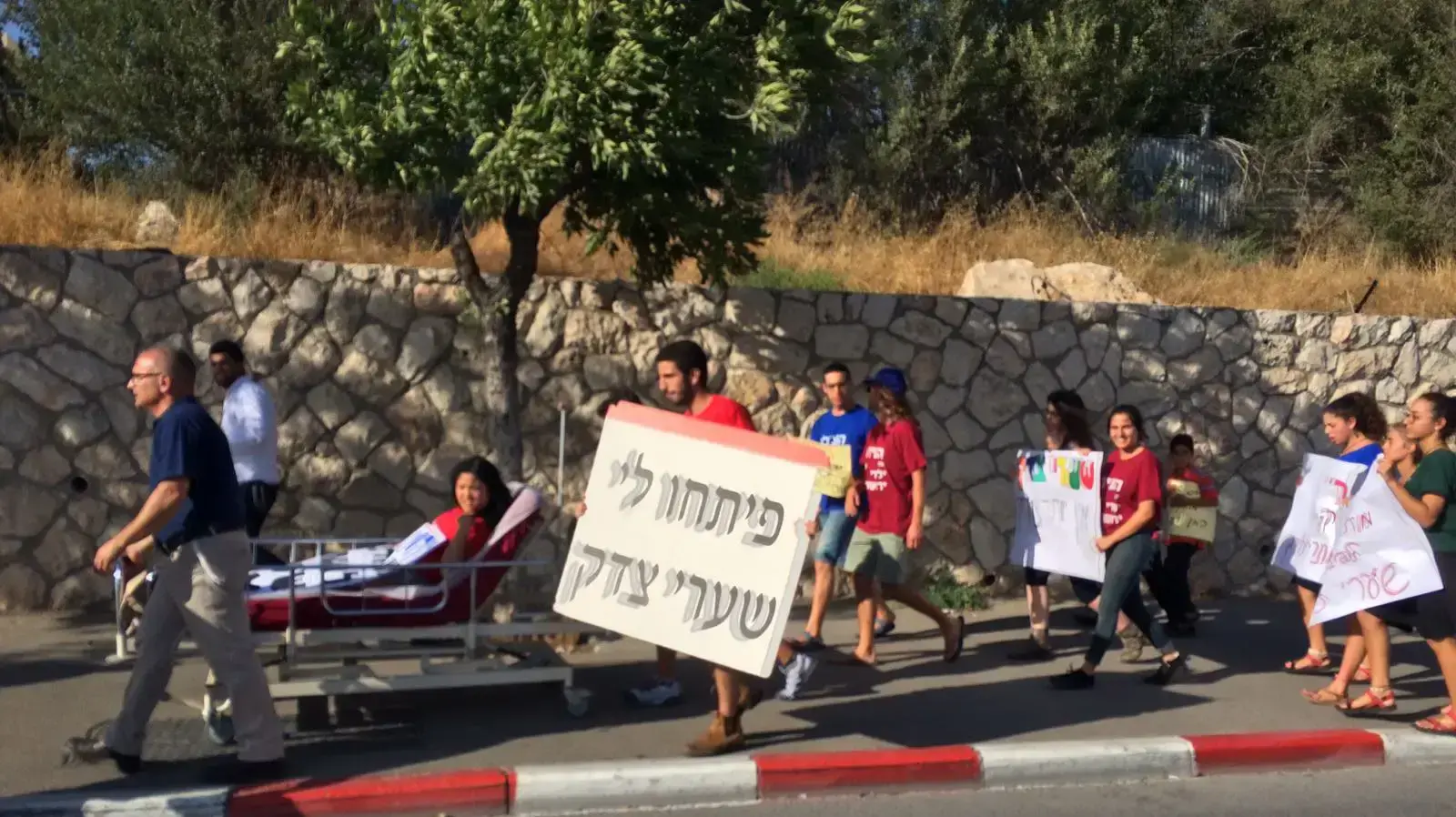 הפגנת הורי הדסה מאוהל המחאה לכיוון גשר המיתרים 27 ביוני 2017