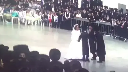 תיעוד ריקוד האדמו"ר מקרלין סטולין בחתונת בתו, 25 ביוני 2017