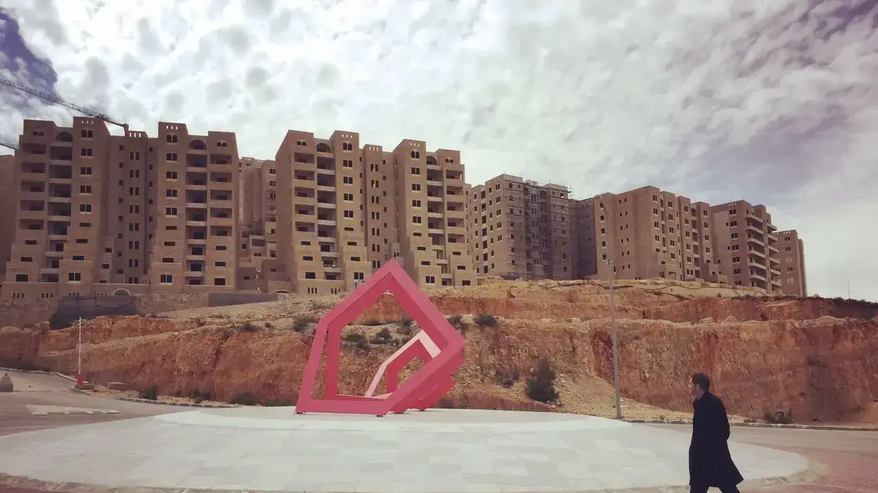 הארץ שמעבר להרים