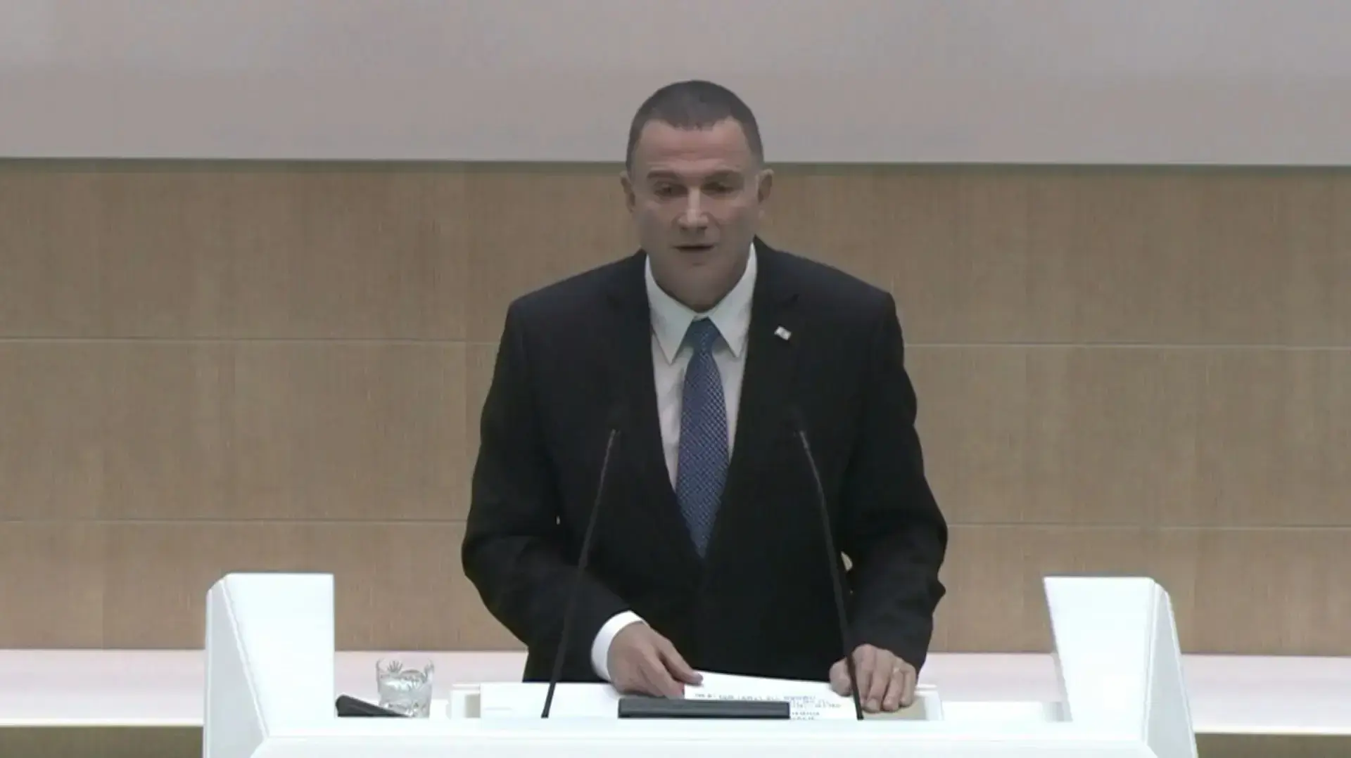 יו"ר הכנסת יולי אדלשטיין נואם במליאת הכנסת העליון (מועצת הפדרציה) רוסיה יו"ר הכנסת יולי אדלשטיין נואם במליאת הכנסת העליון (מועצת הפדרציה) רוסיה
