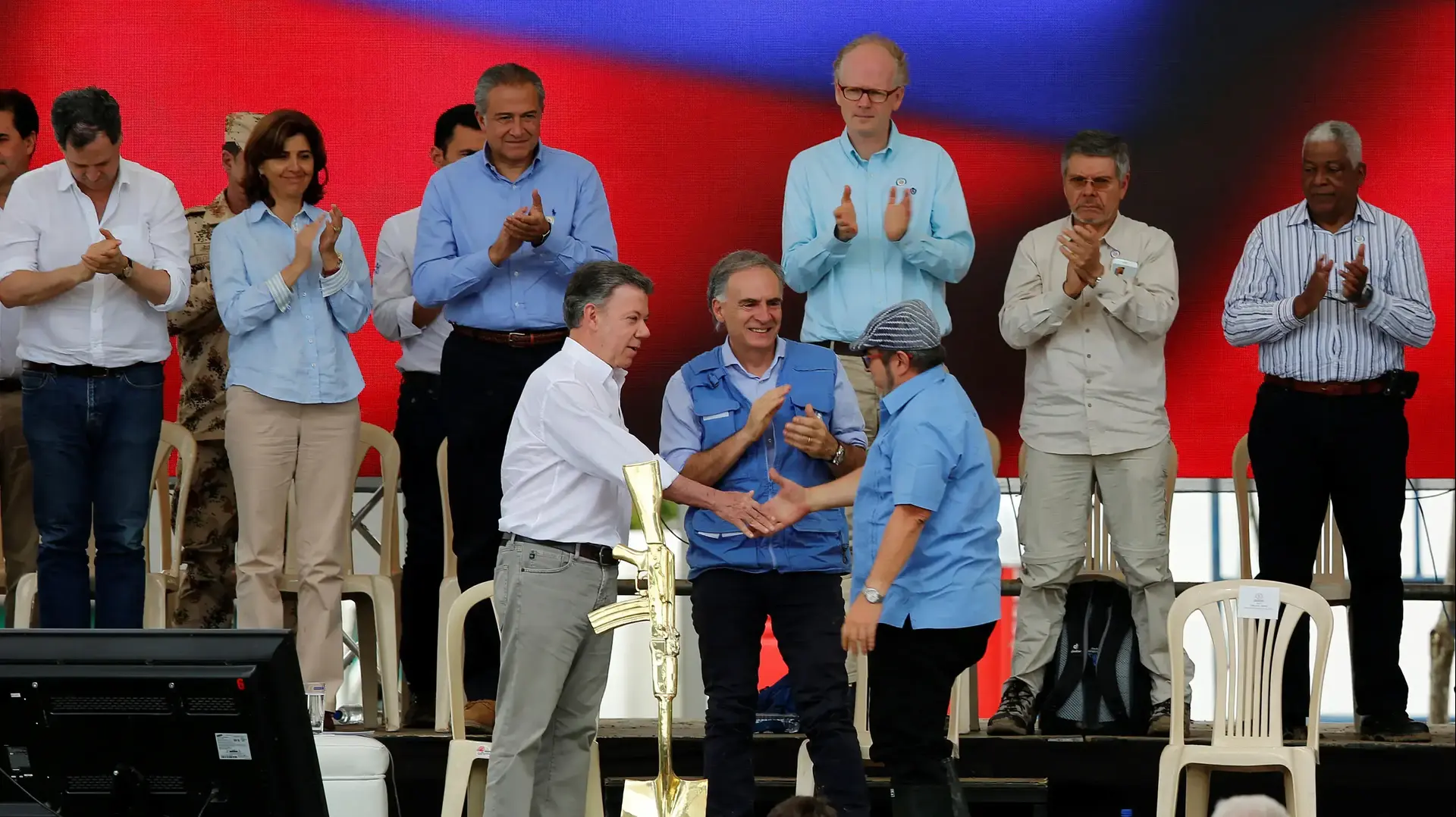 נשיא קולומביה סנטוס ומנהיג FARC בטקס השלם מסירת הנשק של המחתרת, 27 ביוני 2017