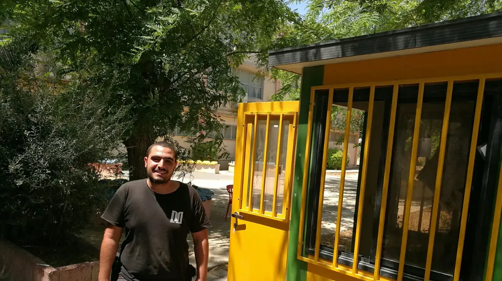 שומרים בבתי ספר וגנים בחום של 41 מעלות בבית שאן שומרים בבתי ספר וגנים בחום של 41 מעלות בבית שאן