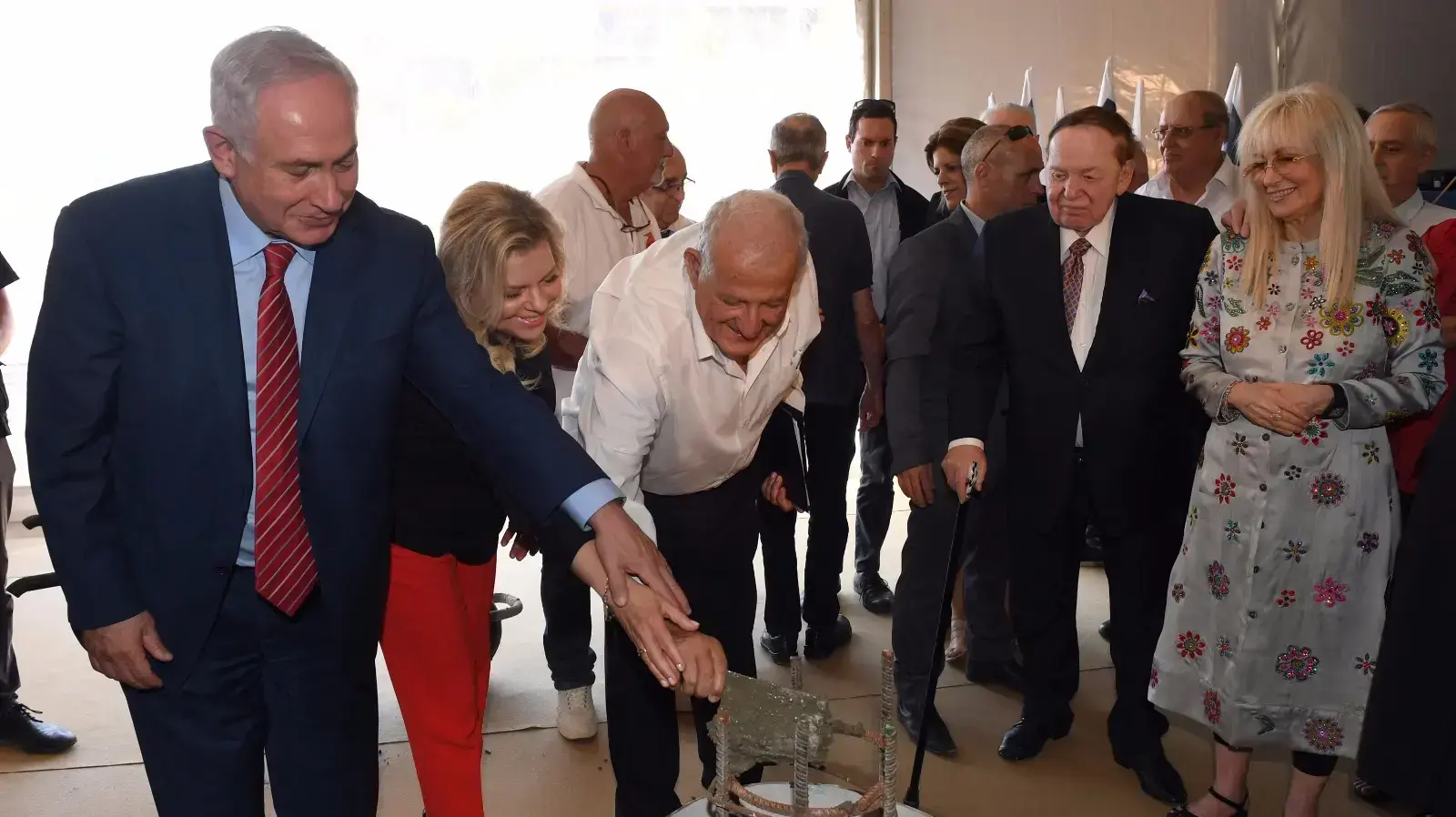 ראש ורעייתו בטקס הנחת אבן פינה לבניין ביה"ס למדעי הבריאות והרפואה ע"ש מרים ושלדון אדלסון באוניברסיטת אריאל 28 ביוני 2017 ראש ורעייתו בטקס הנחת אבן פינה לבניין ביה"ס למדעי הבריאות והרפואה ע"ש מרים ושלדון אדלסון באוניברסיטת אריאל 28 ביוני 2017