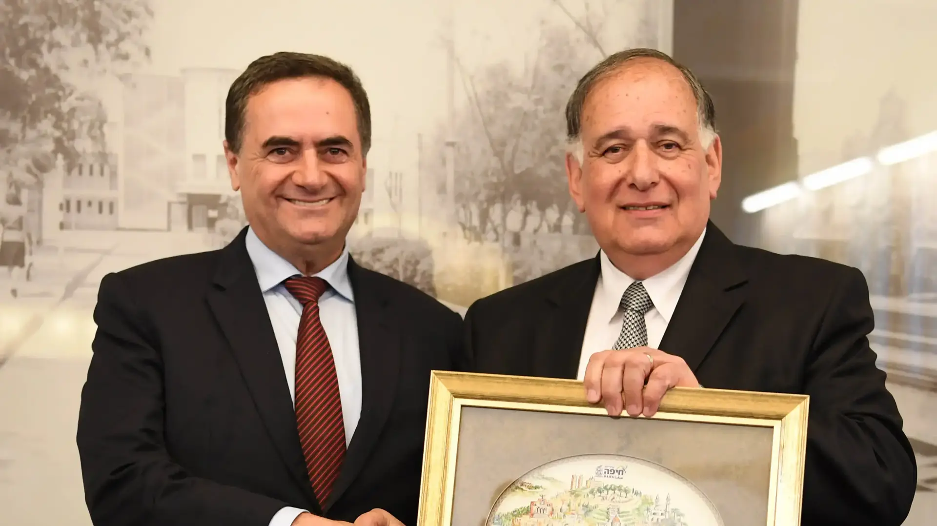 ישראל כץ מקבל אזרחות כבוד מיונה יהב, ראש עיריית חיפה 28 ביוני 2017