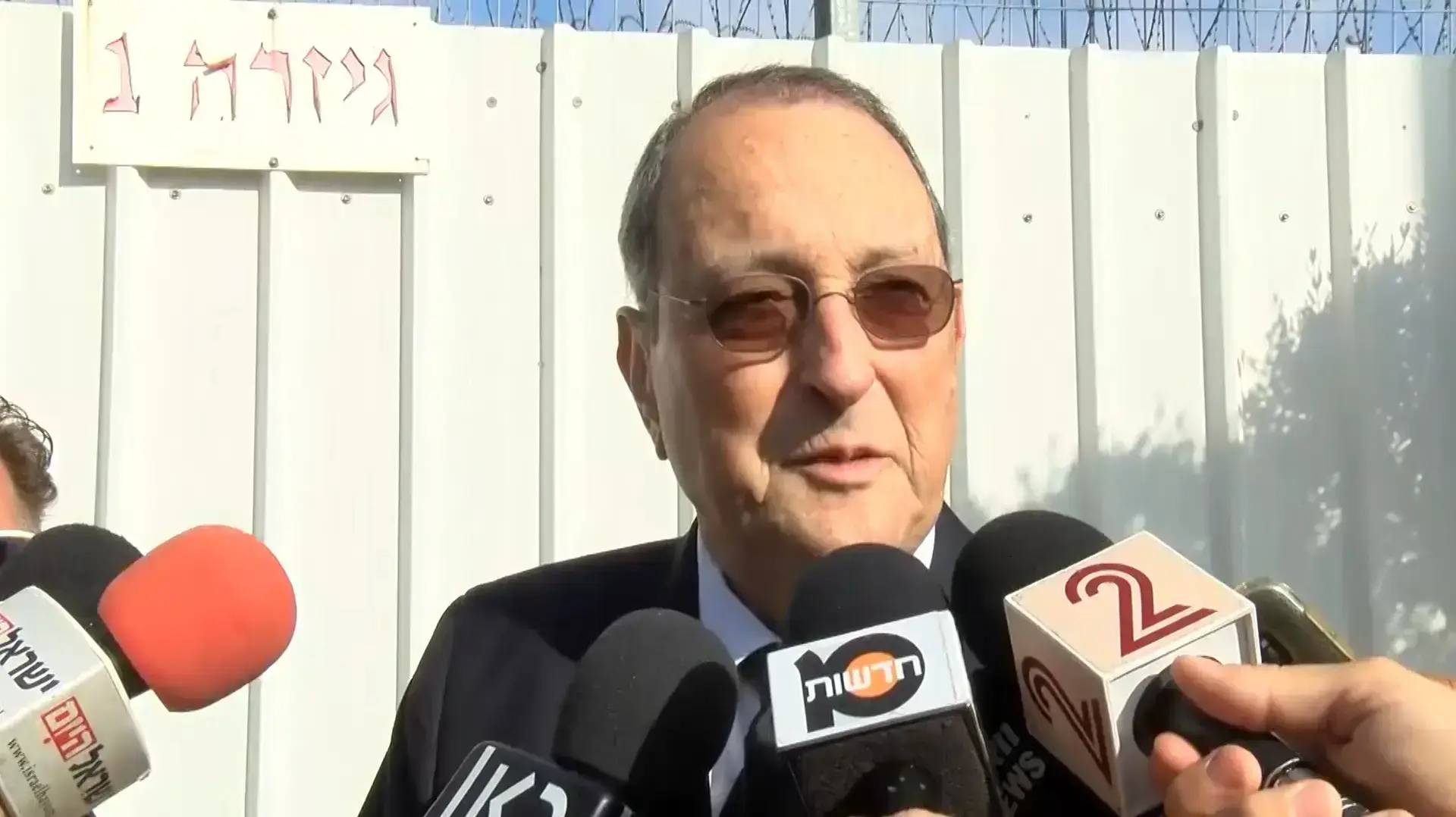 עו"ד אלי זוהר פרקליטו של אולמרט בכניסה לוועדת השחרורים הבוקר 29 ביוני 2017 עו"ד אלי זוהר פרקליטו של אולמרט בכניסה לוועדת השחרורים הבוקר 29 ביוני 2017