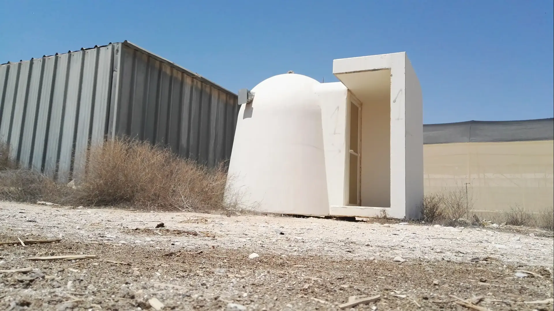 פעמון חדר ביטחון נייד שמוצב באזור החממות בקדש ברנע פעמון חדר ביטחון נייד שמוצב באזור החממות בקדש ברנע