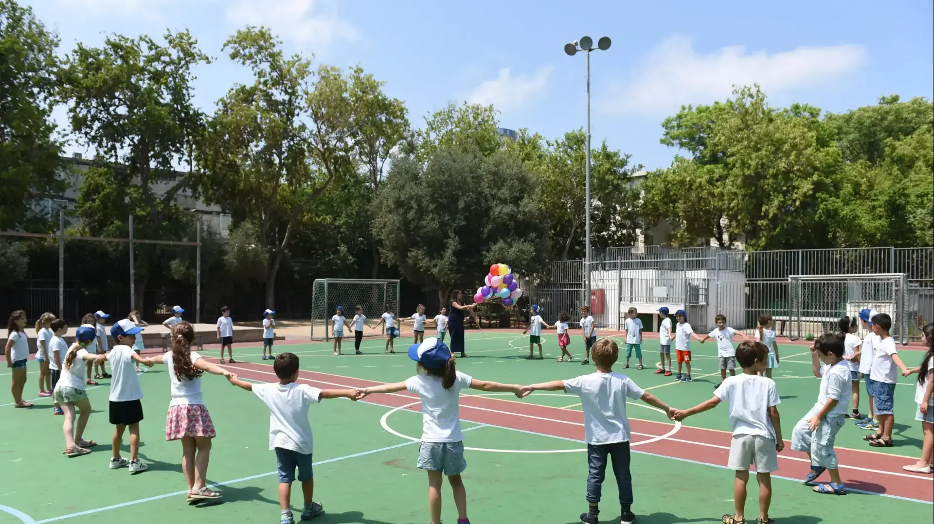 סיום שנת הלימודים בבית הספר היסודי ניצנים בתל אביב סיום שנת הלימודים בבית הספר היסודי ניצנים בתל אביב