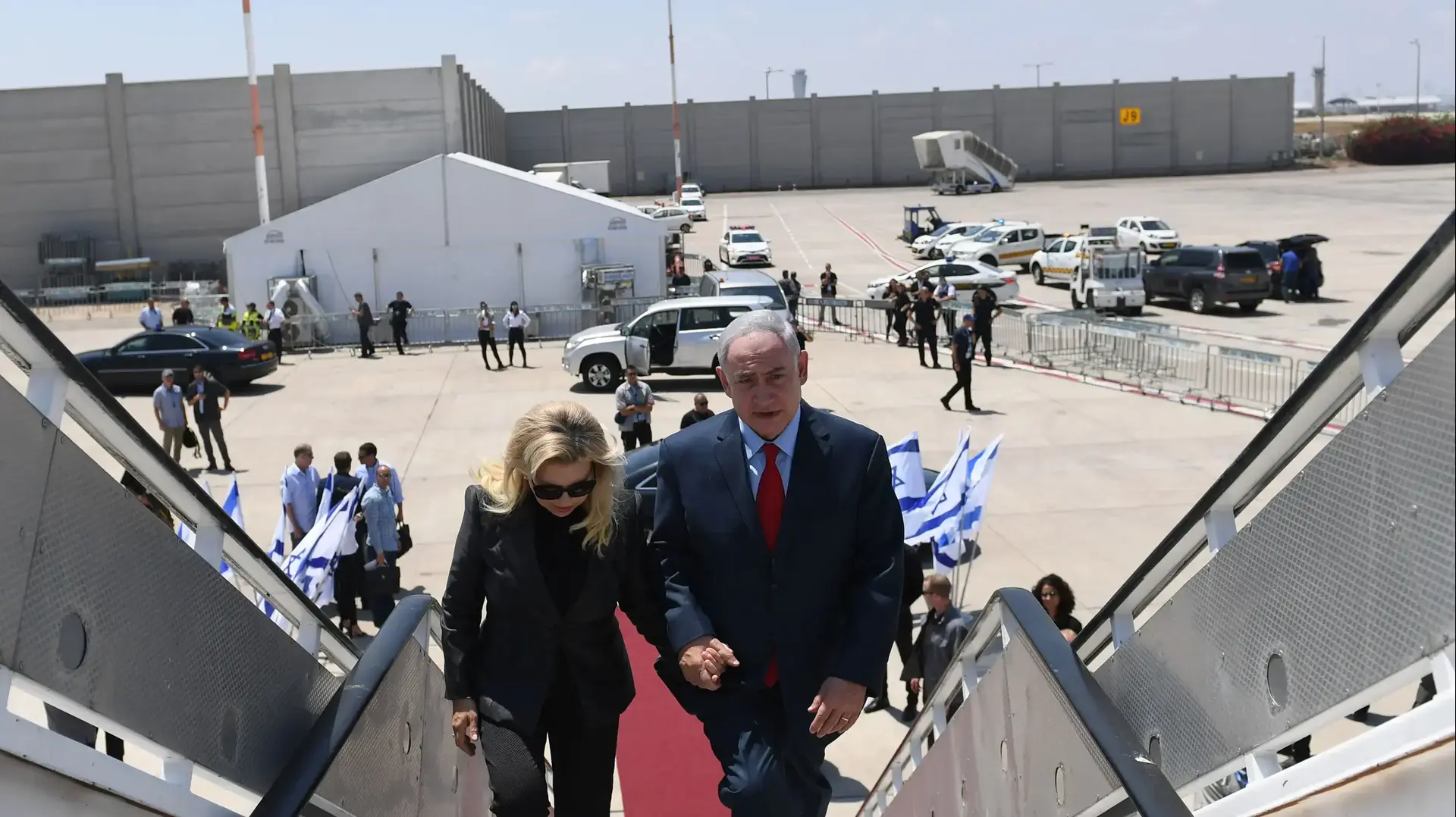 בנימין נתניהו ושרה נתניהו ממריאים לביקור בצרפת, 30 ביוני 2017 בנימין נתניהו ושרה נתניהו ממריאים לביקור בצרפת, 30 ביוני 2017