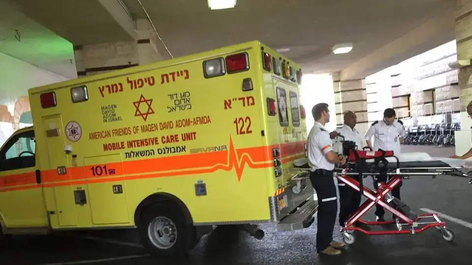 עמית סוויסה הובאה למסיבת הסיום באמבולנס המשאלות עמית סוויסה הובאה למסיבת הסיום באמבולנס המשאלות