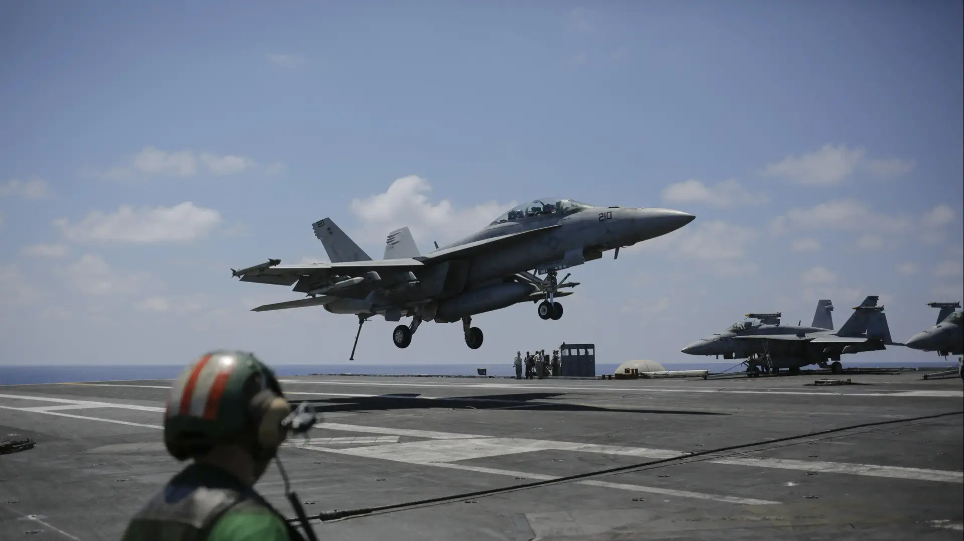 מטוס קרב מדגם F-18 על נושאת המטוסים האמריקנית ג'ורג' בוש, 22 ביוני 2017 מטוס קרב מדגם F-18 על נושאת המטוסים האמריקנית ג'ורג' בוש, 22 ביוני 2017