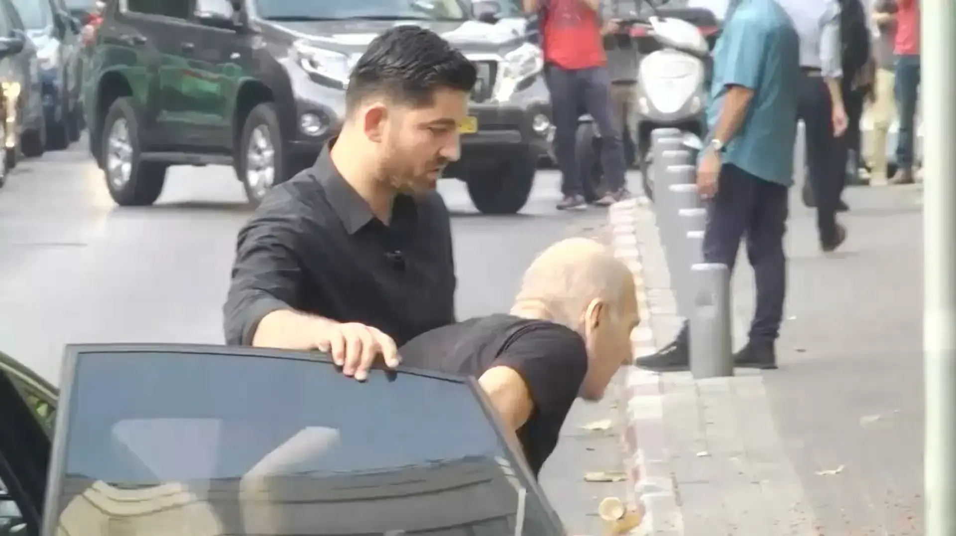 צילום מחוץ לביתו של אולמרט בבארי, תל אביב
