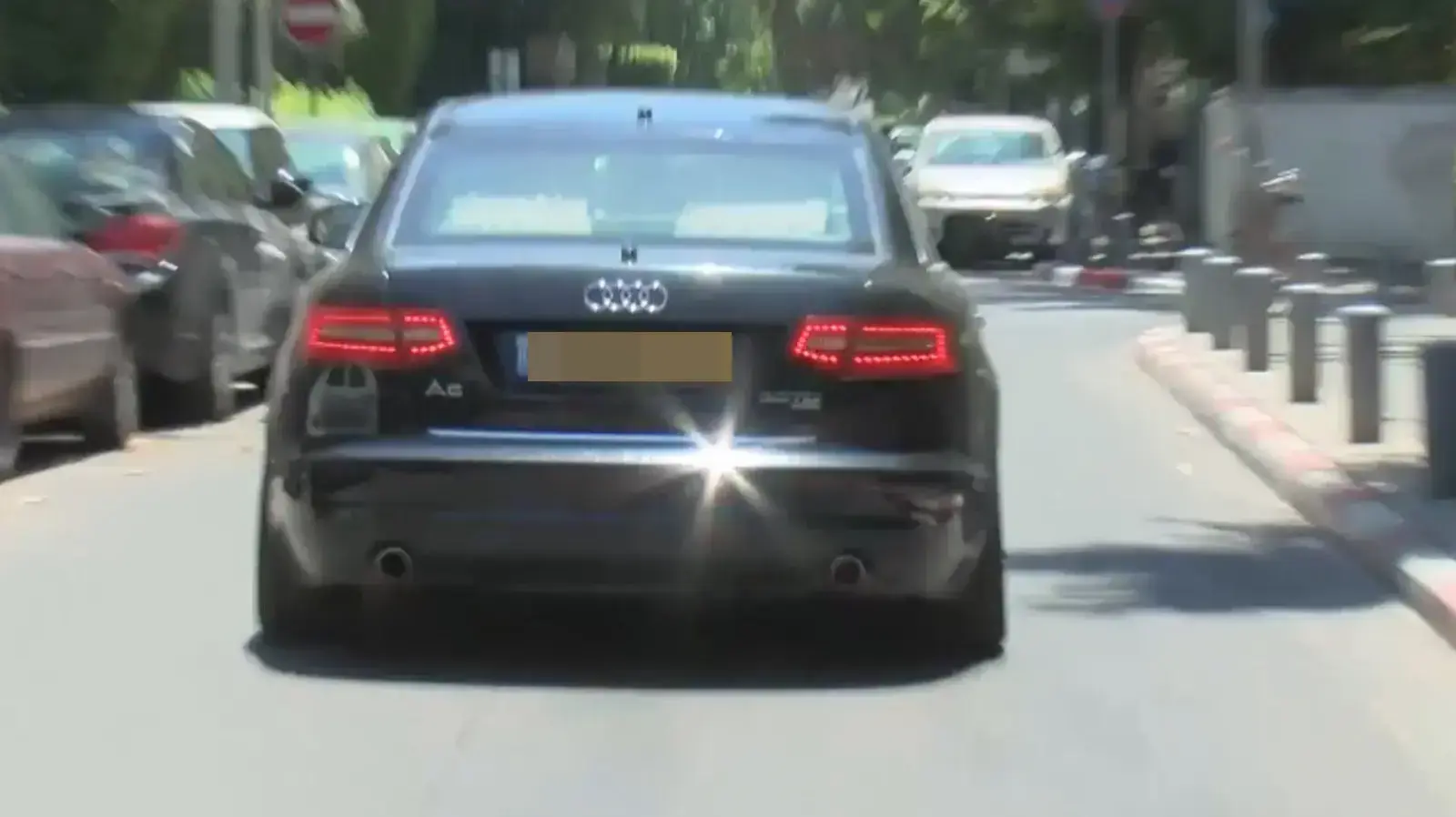 מכוניתו של אולמרט יוצאת מביתו מבארי בתל אביב 2 ביוני 2017 