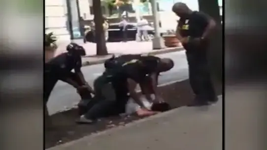 CNN, אטלנטה: 4 שוטרים תועדו מתעללים בחסר בית בזמן מעצר, והמותקף נכלא באשמת הפרעה לעבודת השוטרים